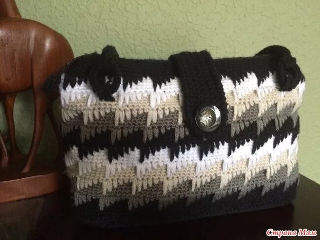 Сумка крючком зиг заг. Сумка зигзаг. Вязаные сумки крючком зигзаг. Сумка зигзагом. Сумка зигзаг крючком.