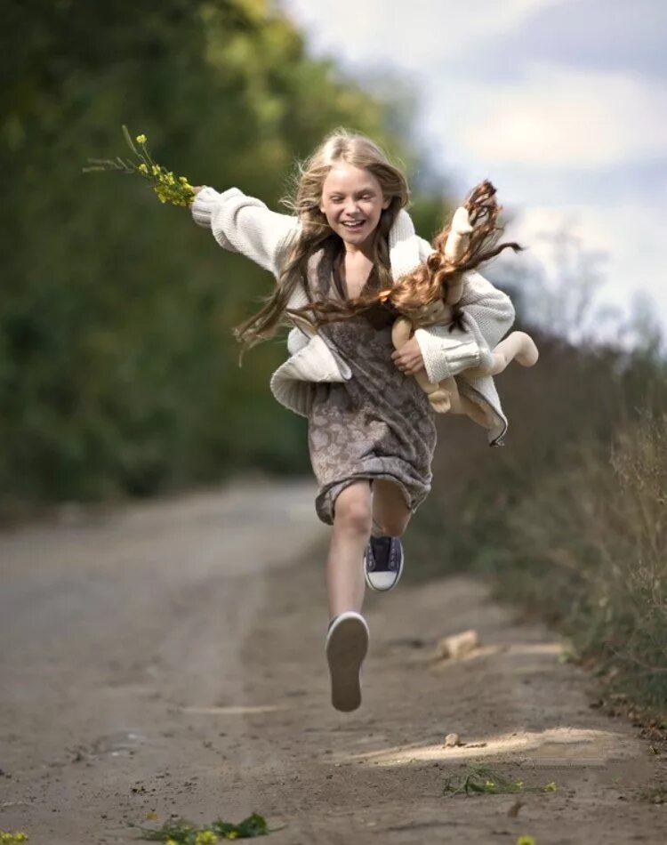 Дети красота жизни. Дети радуются. Счастливая девочка. Девушка счастье. Радостные моменты в жизни.