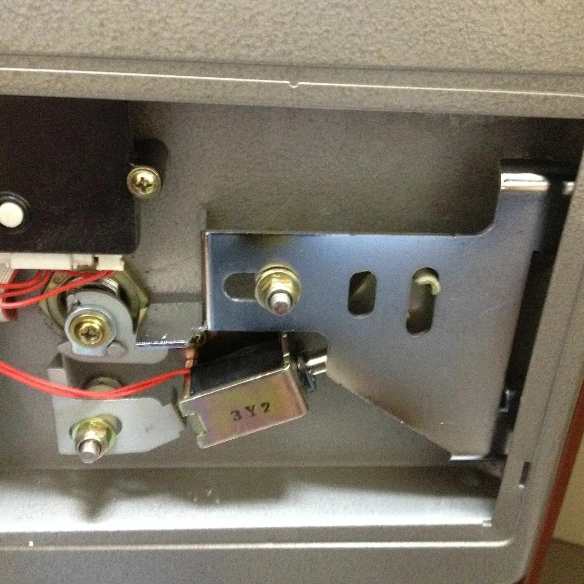 Замок аварийного открывания сейфа a. Починить сейф. Сейф дипломат механизм замка. Ремонт сейфов. Аварийное открытие сейфов.