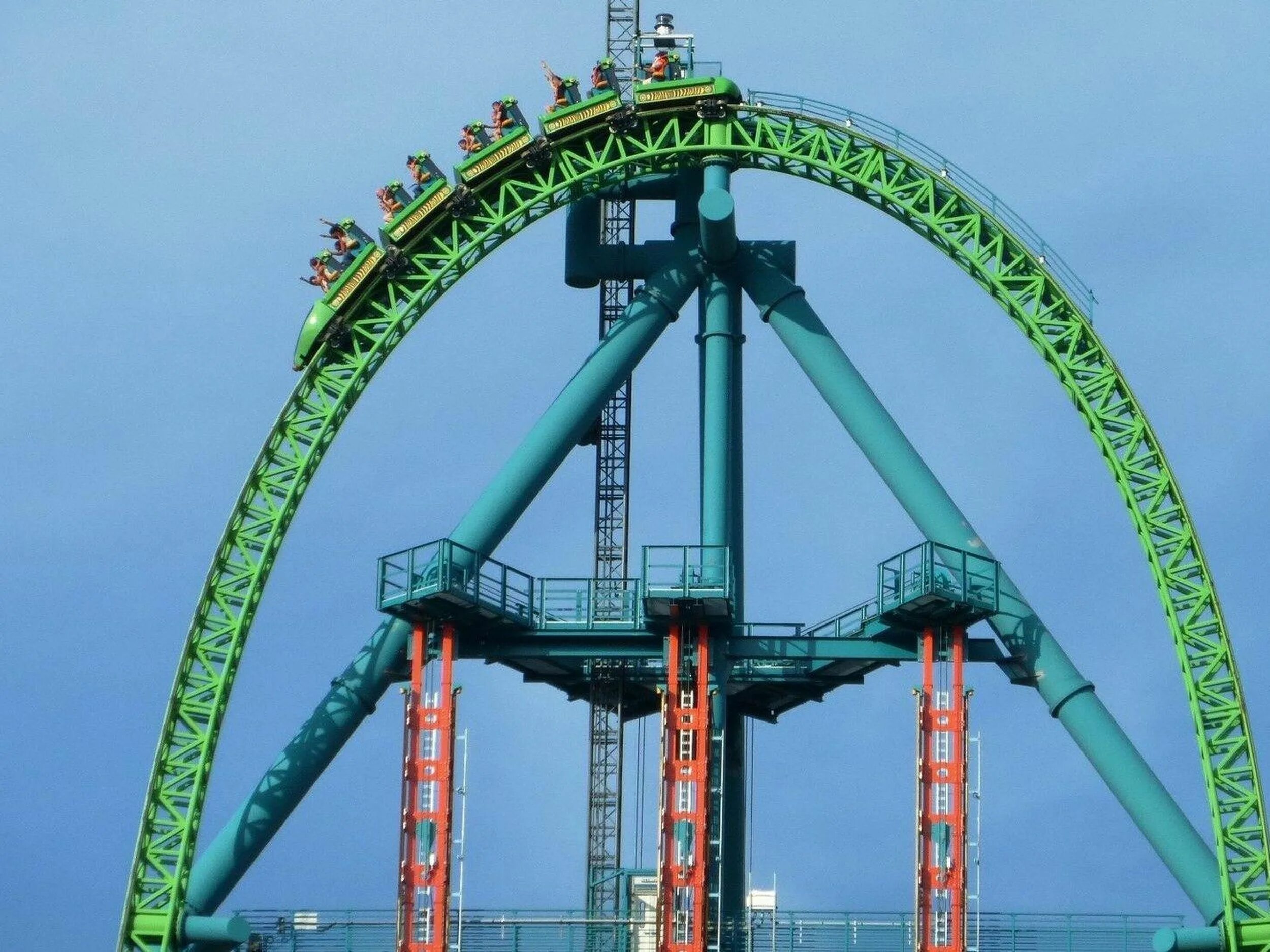 Страшные аттракционы в мире. Kingda ka американские горки. Kingda ka в Нью джерси –140 м.. Roller Coaster аттракцион. Самые страшные аттракционы.