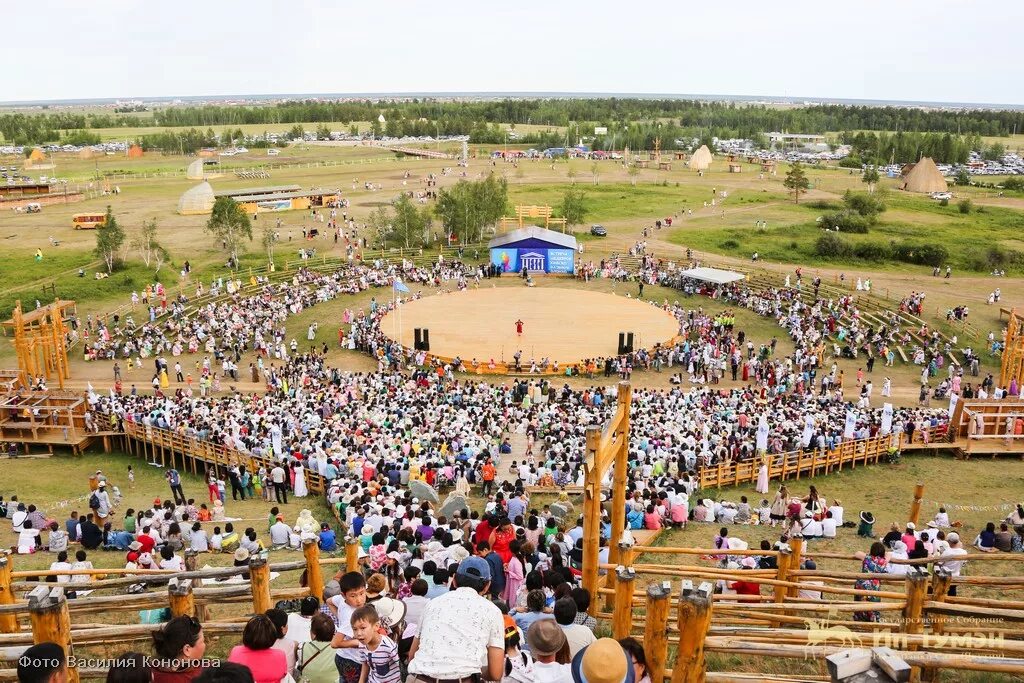 Ысыах олонхо якутские платья. День олонхо в якутии. Международный день олонхо. Аал луук мас олонхо. Юнеско олонхо 2005.