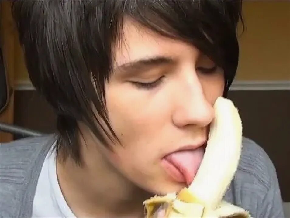 Парень ест банан. Милые мальчики глотают. Мальчики заглатывают банан. Парень глотает банан.