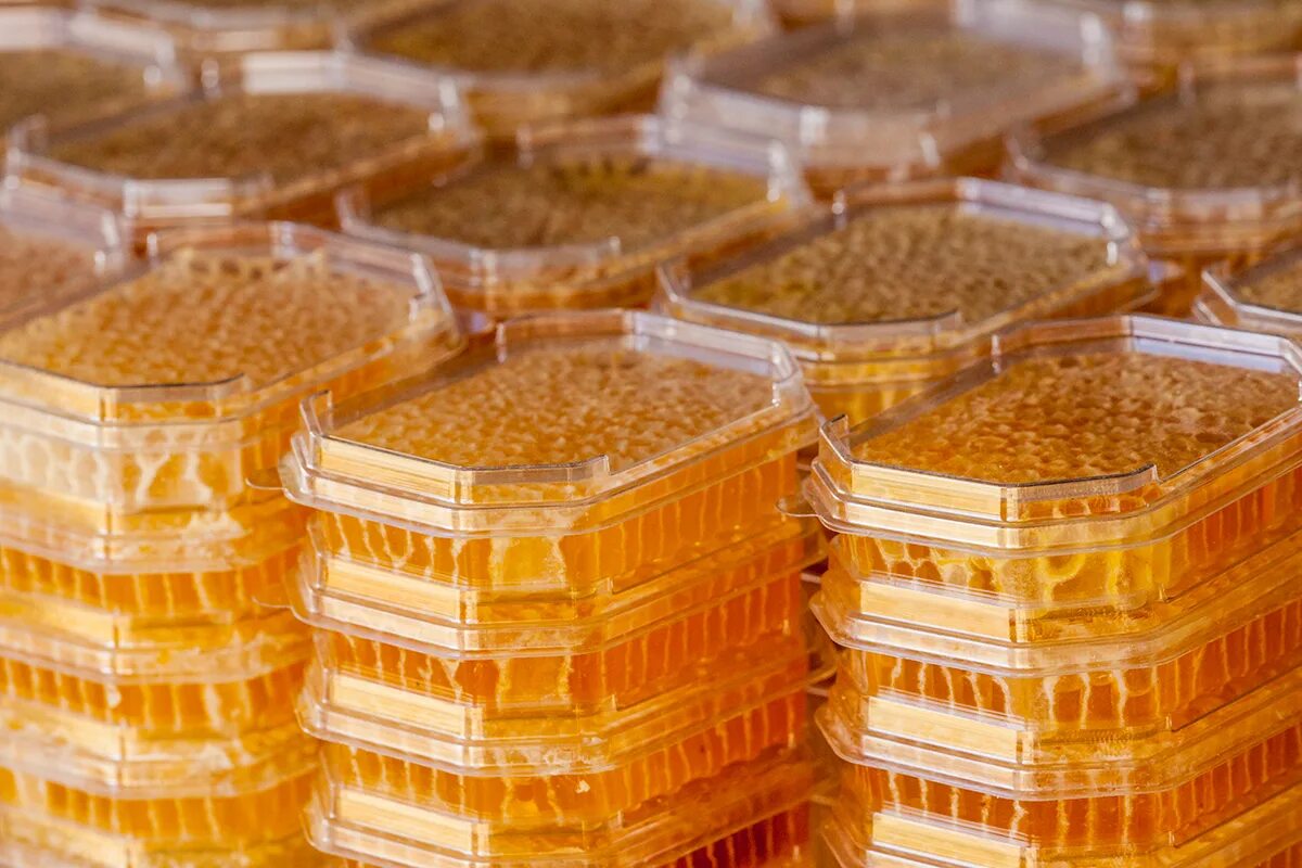 Сотовый мед. Рамка с медом. Мед в сотах упаковка. Хранение меда. Как хранить соты.