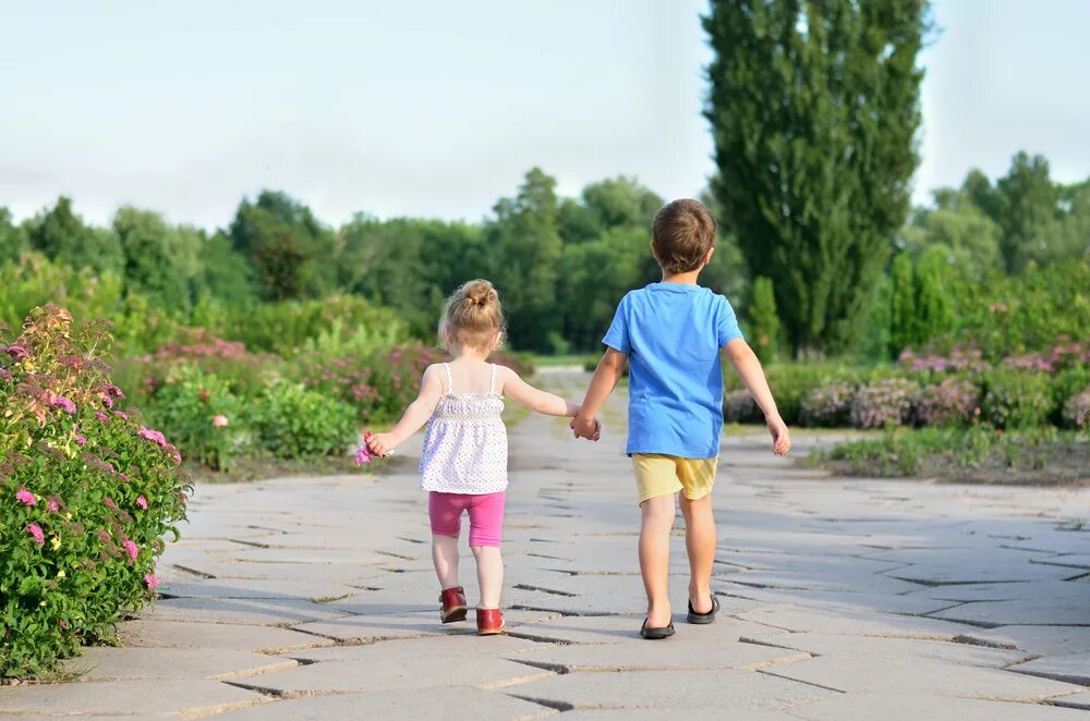 Ребенок идет по бордюру. American Kids Walking. Little boy walks with friend. Couple holding hands and Walking.