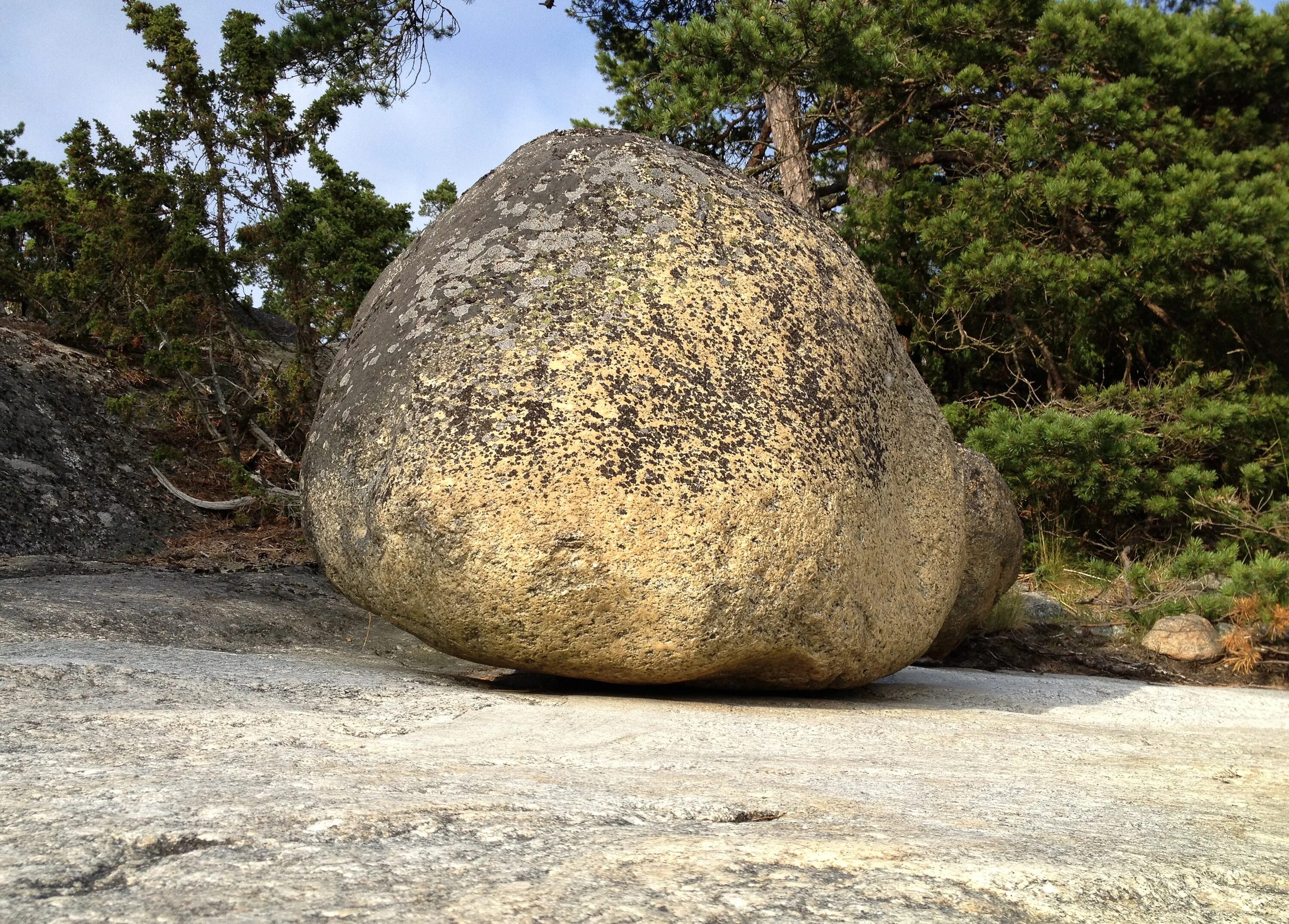 Stone photo. Валун «большой камень» Кутишкинский. Камень валун булыжник. Блоковский валун. Сандальский камень.