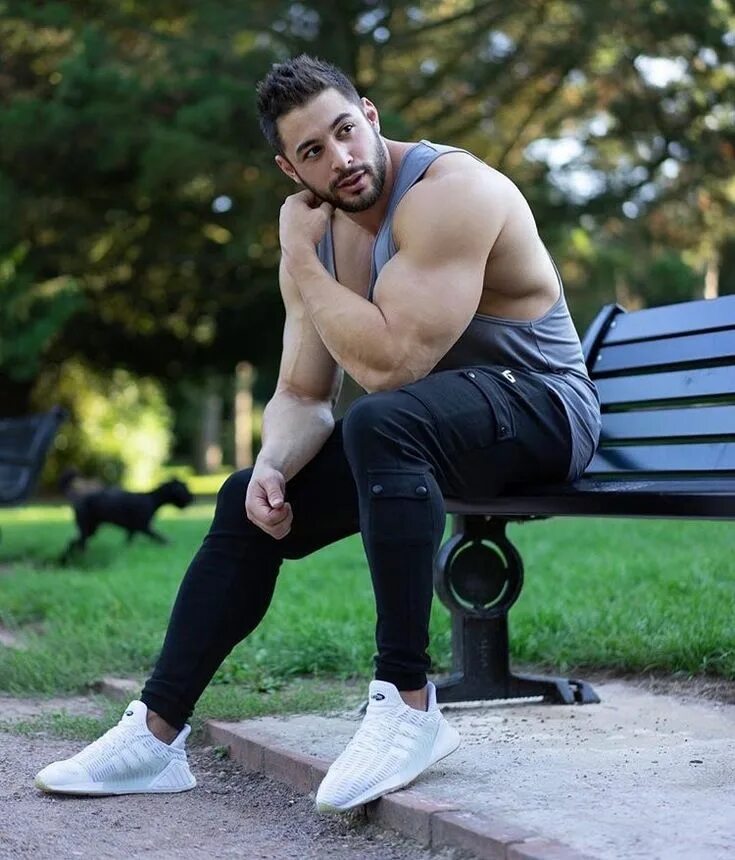 Мужчина в спортзале. Парень в тренажерном зале. Парень на пробежке. Кауров георгий триатлон. Male sports.