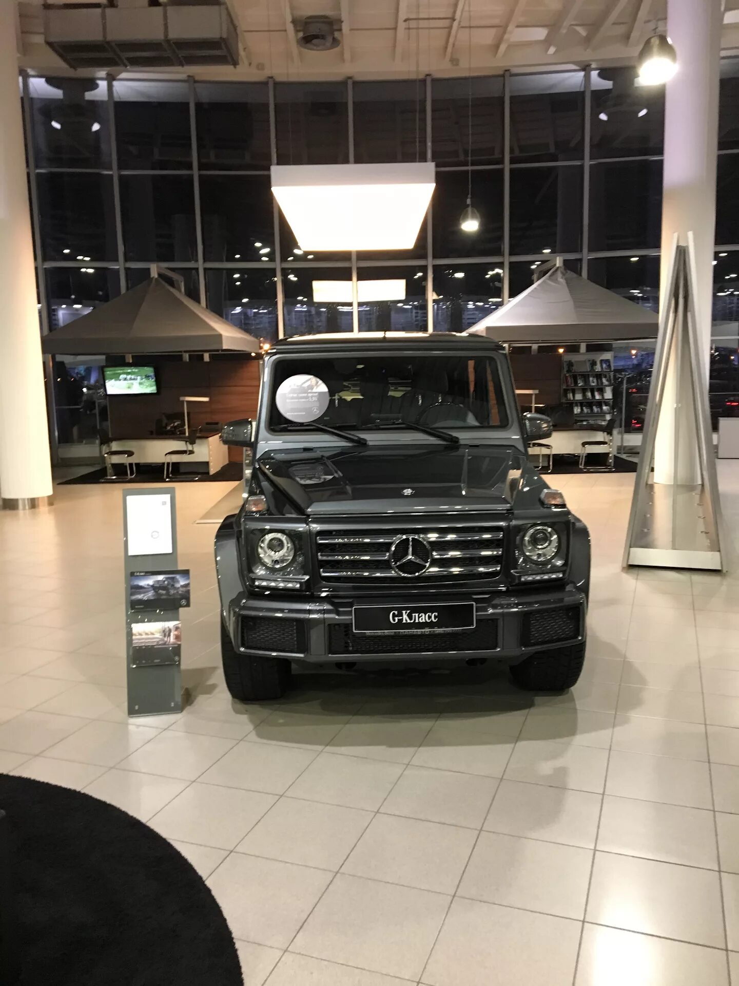 Mercedes benz g63 amg 2020 салон. Mercedes benz g class 2024. Mercedes g63 amg girl. Mercedes-benz g500 салон. Гелик автосалон.