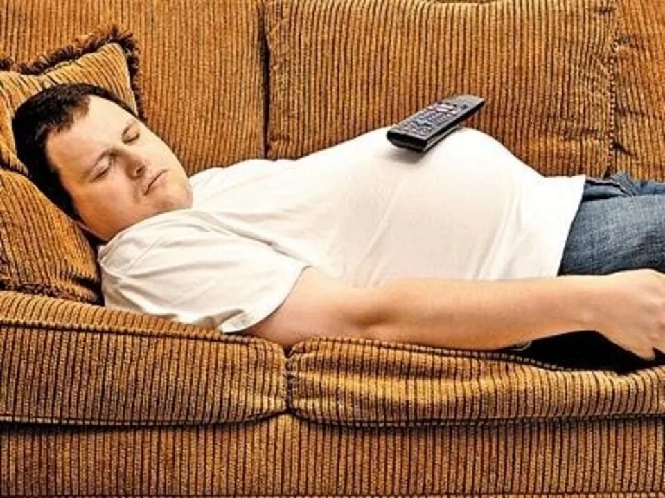 Опасные позы для сна. Человек валяется на диване. Усталость. Ленивый человек. Неприятный лежать.