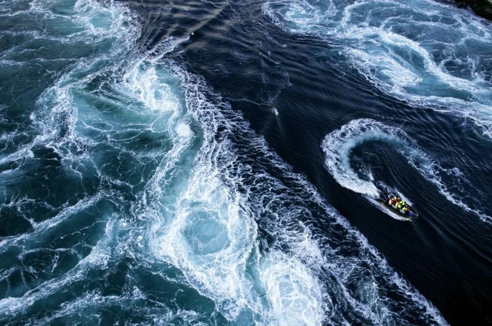 Попал в сильное течение. Водоворот Сальстраумен. Сальстраумен (Saltstraumen), Норвегия. Водоворот Сальстраумен в Норвегии. Гольфстрим водоворот.