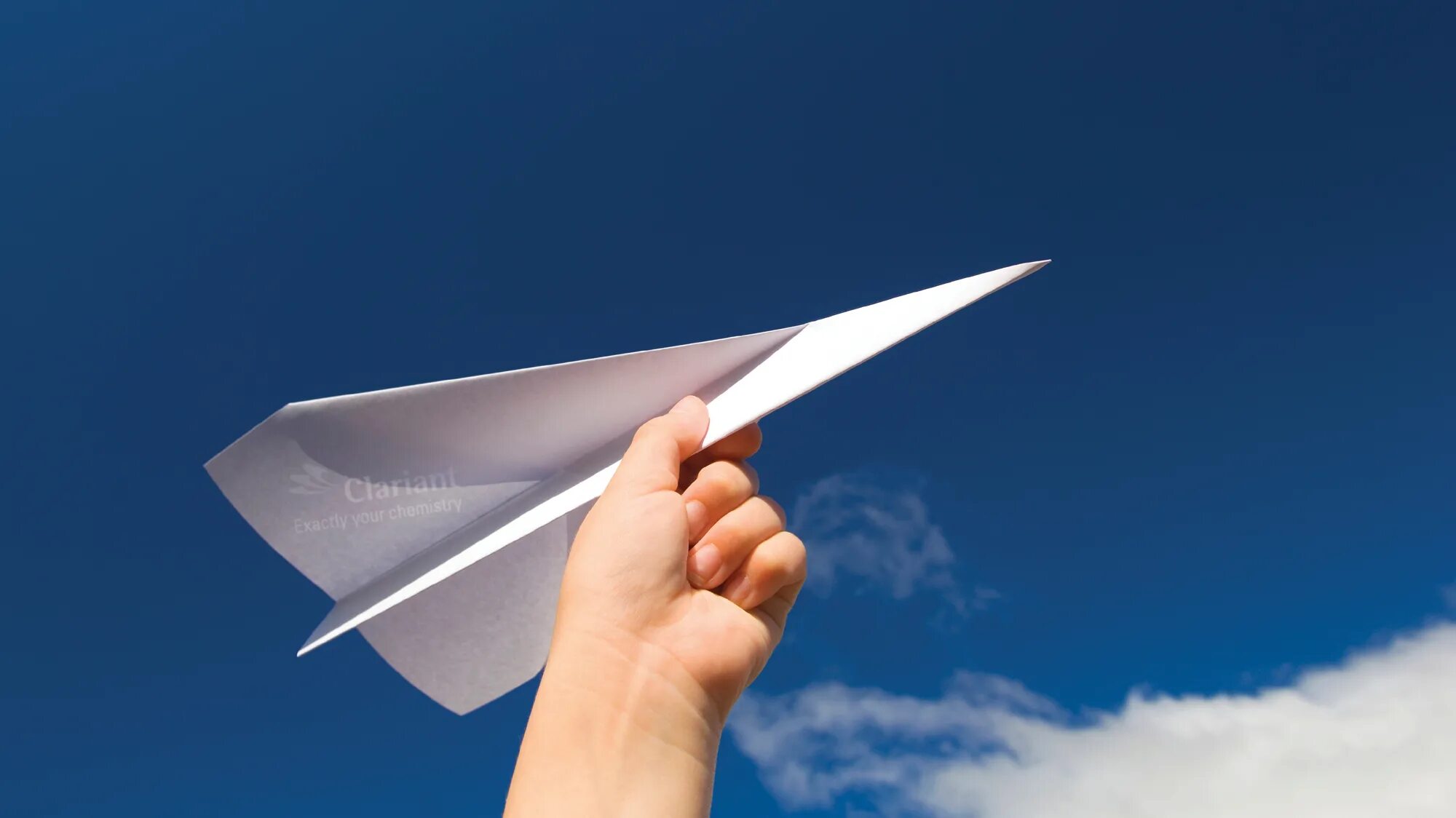 Запусти бумажный самолетик. Запусти бумажный самолетик. Запускает самолетик. Запусти бумажный самолетик. Самолётик из бумаги.