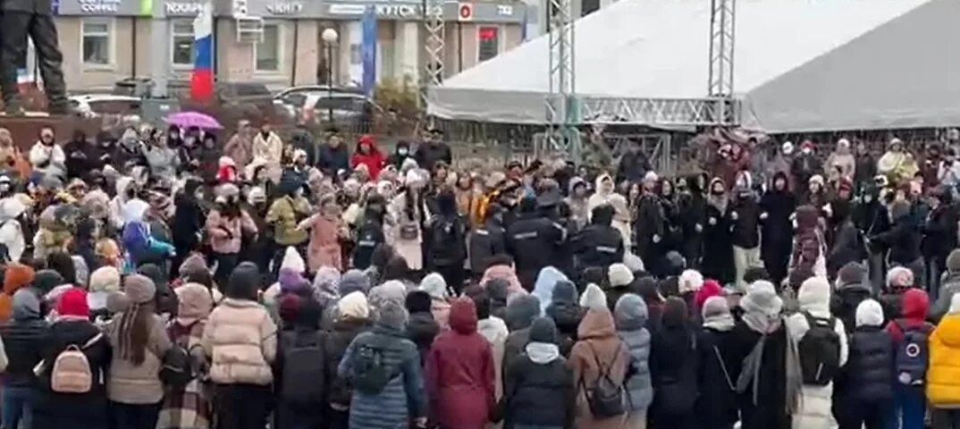 Митинг жен в москве. Митинги против мобилизации. Митинг в Якутии против мобилизации. Митинг женщин против хиджаба. Якутские женщины митинг.