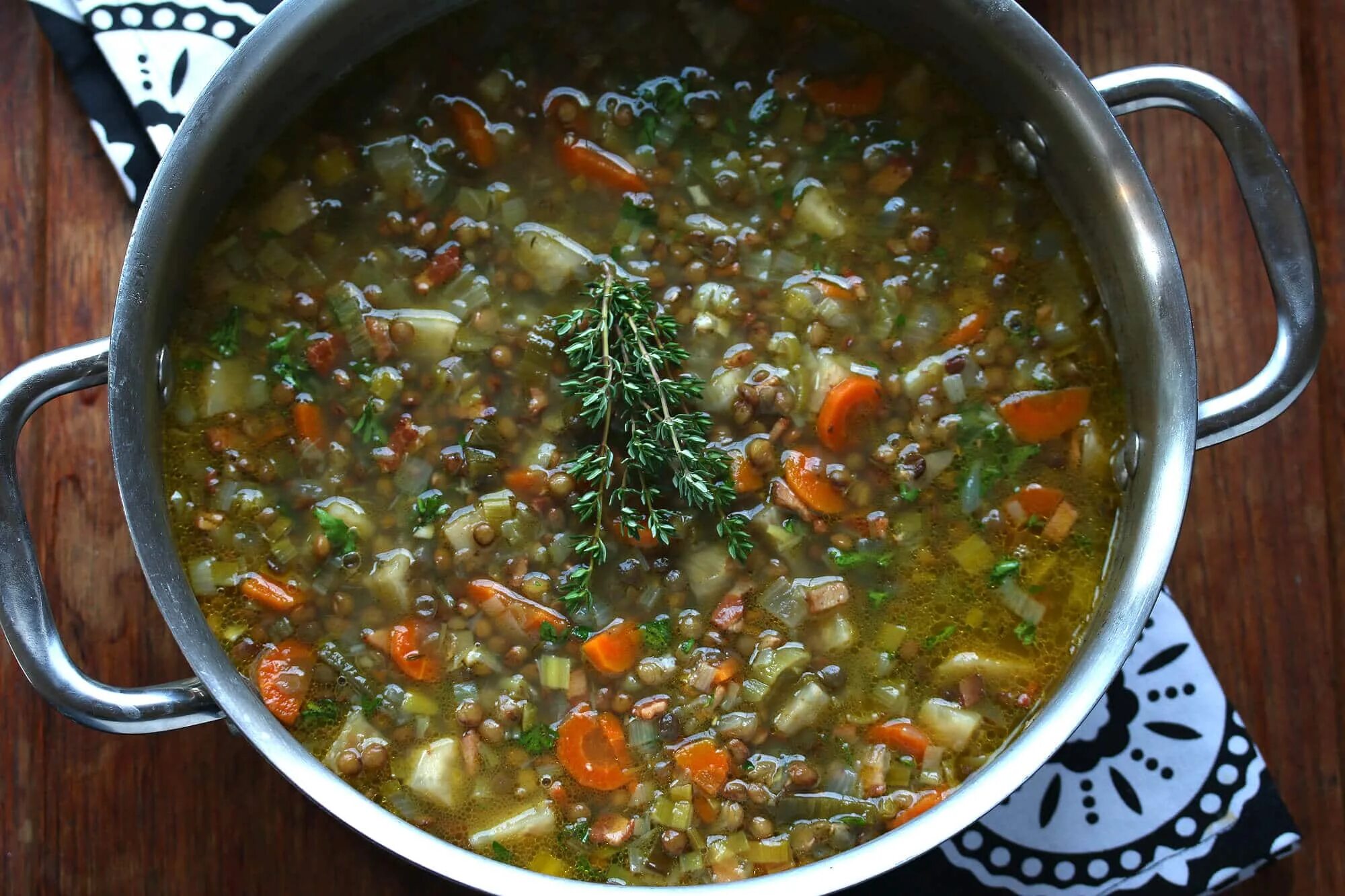 Суп из чечевицы. Чечевичный суп из зеленой чечевицы. Суп жаркое. Суп из чечевицы фото. Жареный суп.