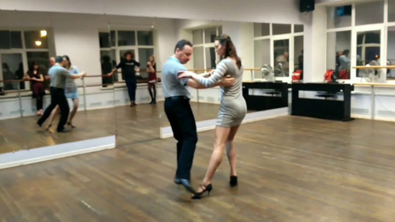 Видео уроков танго для начинающих. Школа танго в Москве для начинающих взрослых. Уроки танго для начинающих. Школа танцев для начинающих взрослых. Уроки аргентинского танго для начинающих взрослых.