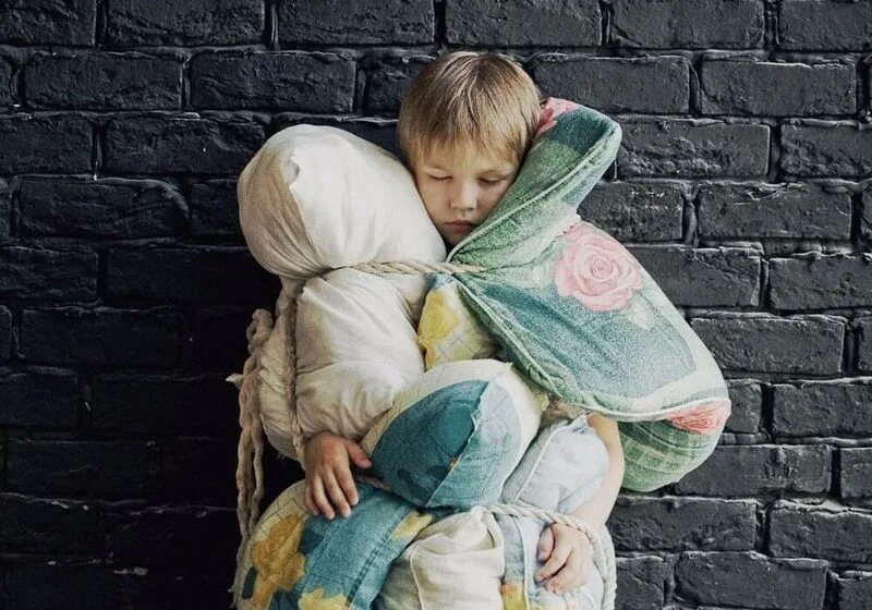 Дети постарше опекали малышей. Бабушка опекун внука. Опека над ребенком. Пенсионеры и дети. Дети постарше опекали малышей.