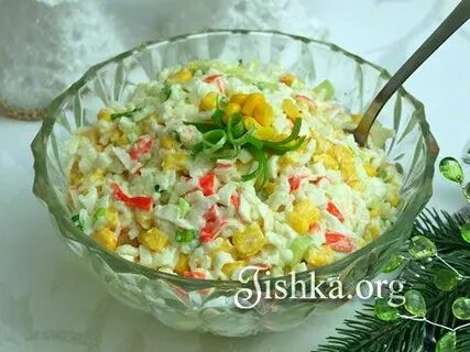 Крабовый салат без яиц с огурцом