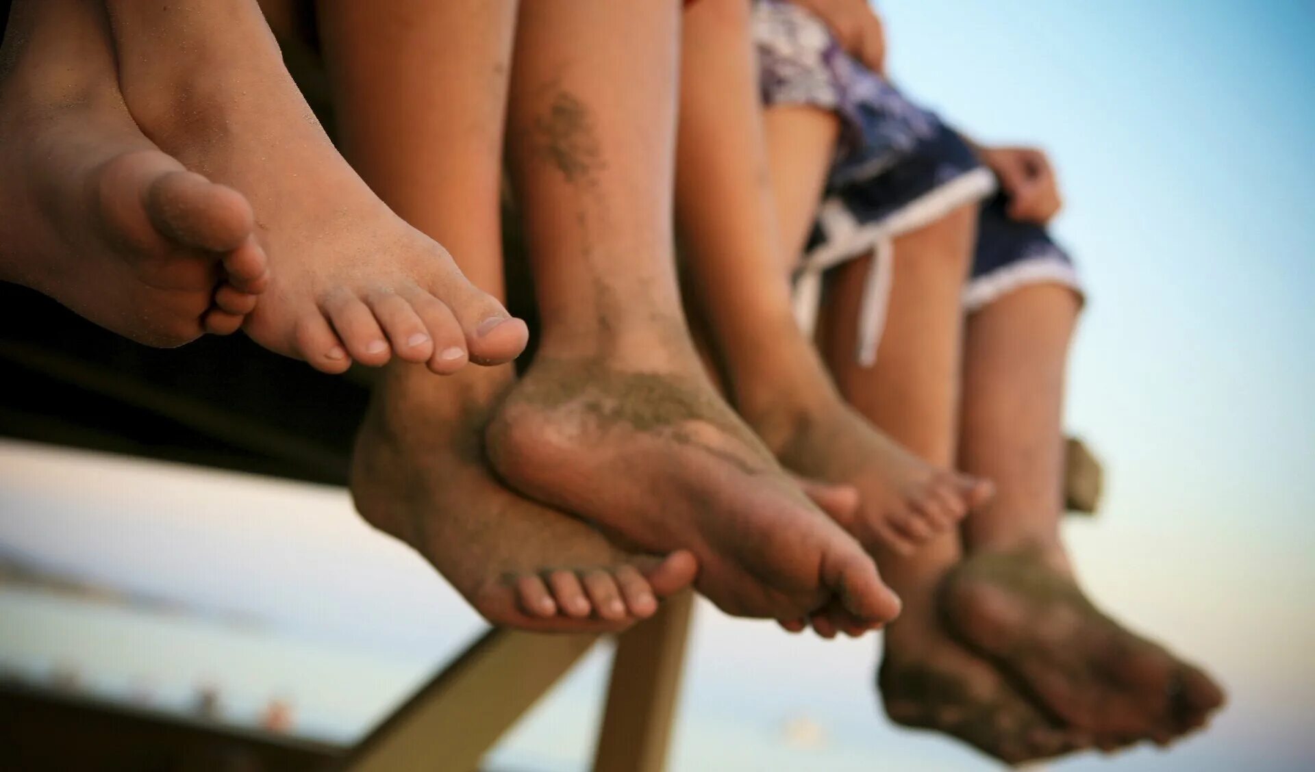 Boy feet telegram. Айрис лоу feet. Мальчик foot. Ступни мальчиков. Мальчик foot.