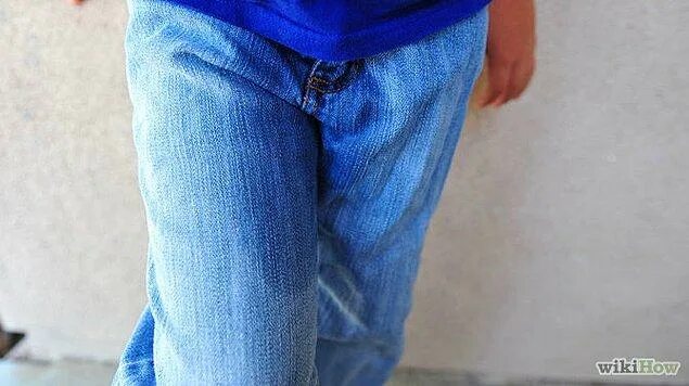 Почему описался. Мальчик описался в штаны. Парень описался в джинсы. Описался в штанишки мальчик.