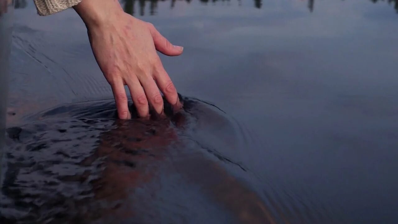 По колено руки в золоте. Вода в руках. Рукой по воде. Рука в реке. Руки в воде Эстетика.