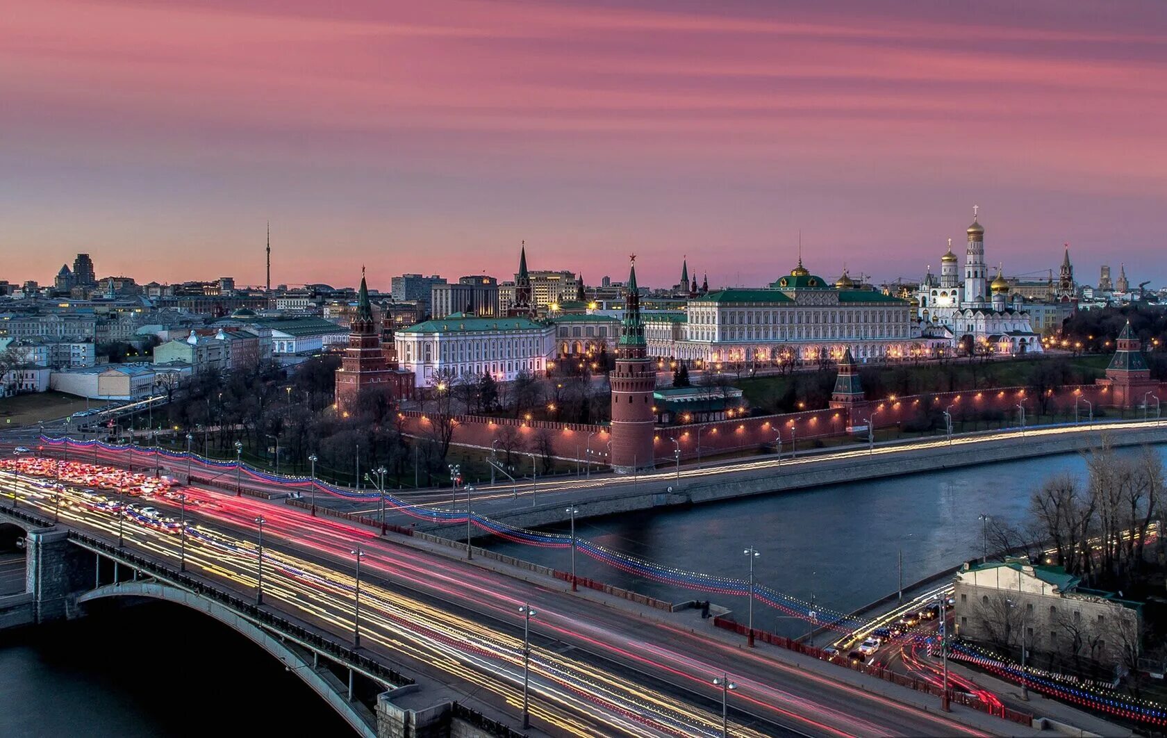 Скинь москва. Москворецкий мост в Москве. Большой каменный мост, Москва, Берсеневская набережная. Москва большой Москворецкий мост смотровая площадка. Большой Москворецкий мост ночью вид на Москва Сити.