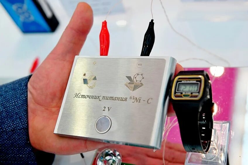 Атомная батарейка росатом. Ядерная батарейка росатом. Батарейки на радиоизотопах. Ядерная батарея. Атомный аккумулятор.
