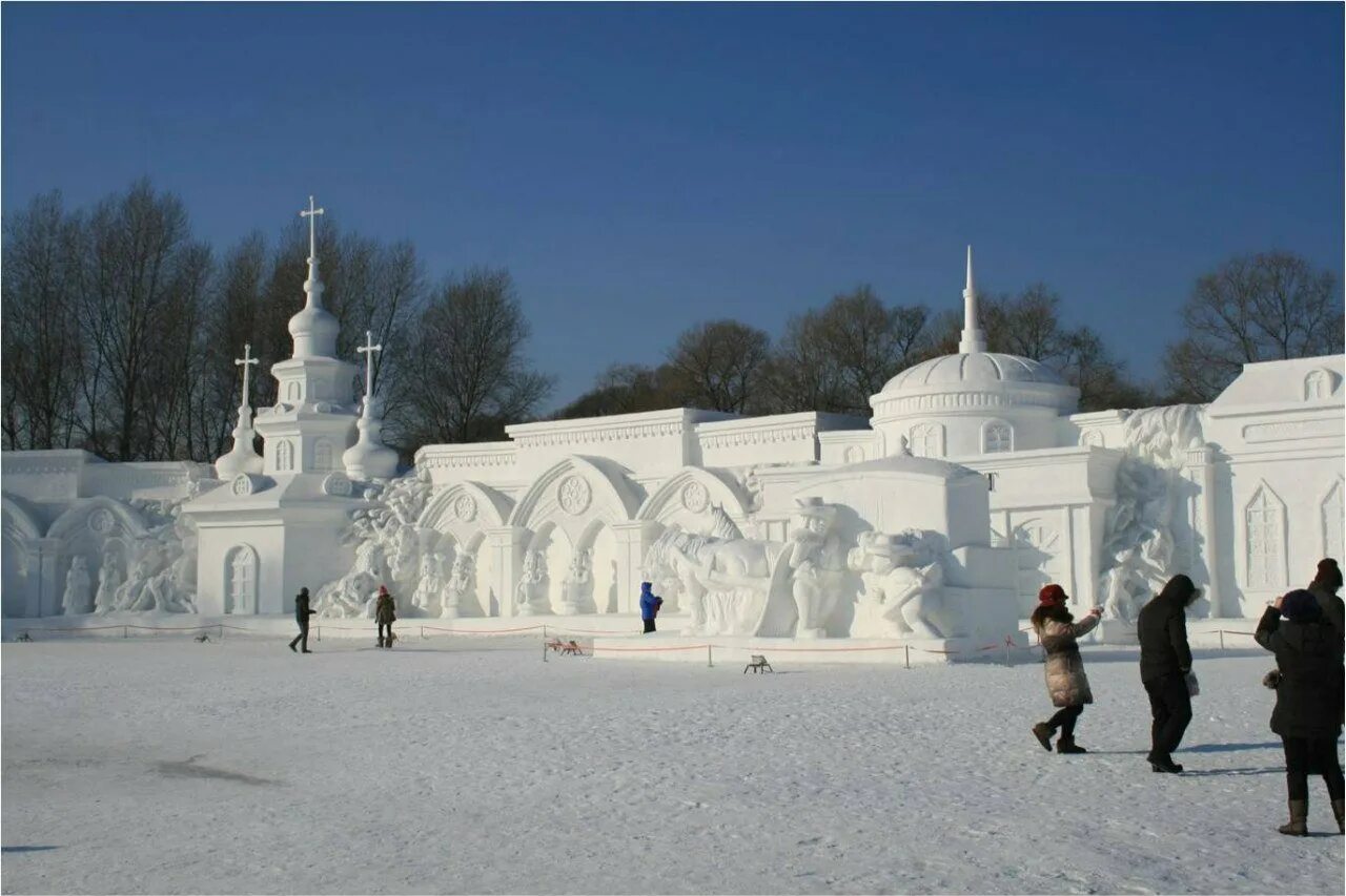 Красноярск снежный городок. Новосибирск парк ледяной зима. Ледяные скульптуры Новосибирск. Зимний Красноярск ледяные скульптуры.