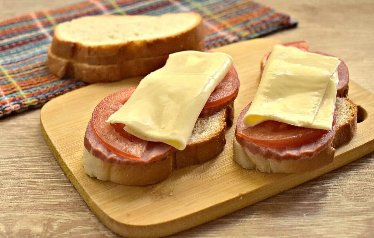 Бутерброды с плавленным сыром и колбасой