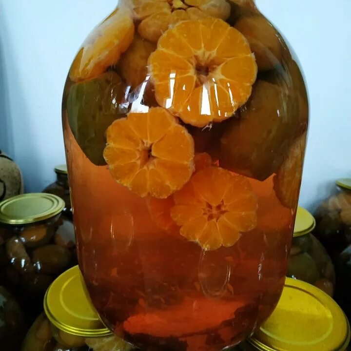 Компот из мандаринов в кастрюле. Компот из фейхоа в Абхазии. Мандариновый компот. Компот из мандарин. Компот из апельсинов.