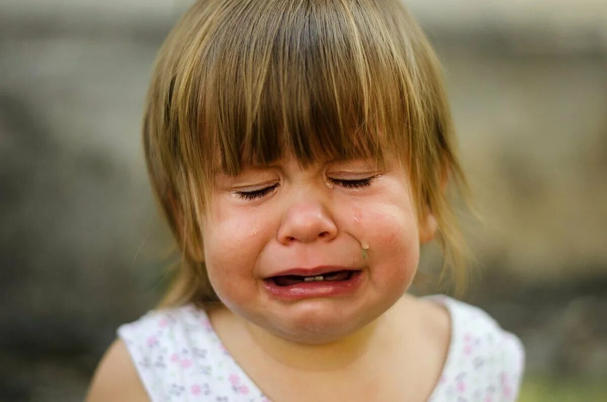Ребенок плачет когда выходишь. Грусть эмоция. Ребенок плачет. Эмоции для детей. Эмоция огорчение.