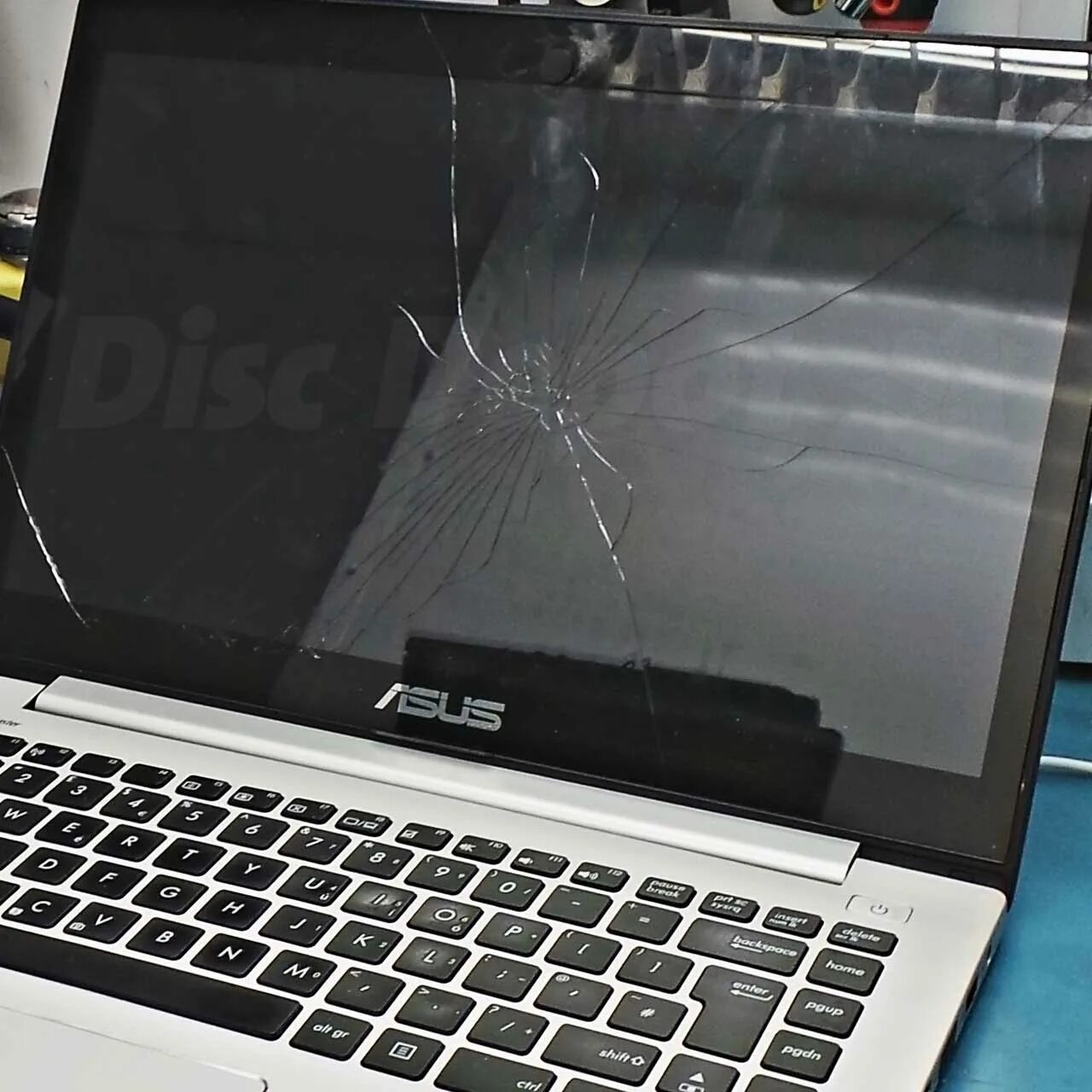 Разбить экран ноутбука. Экран asus laptop. разбитые ноутбуки асус. экран на ноутбук асус x510qr. сломанный ноутбук асус.