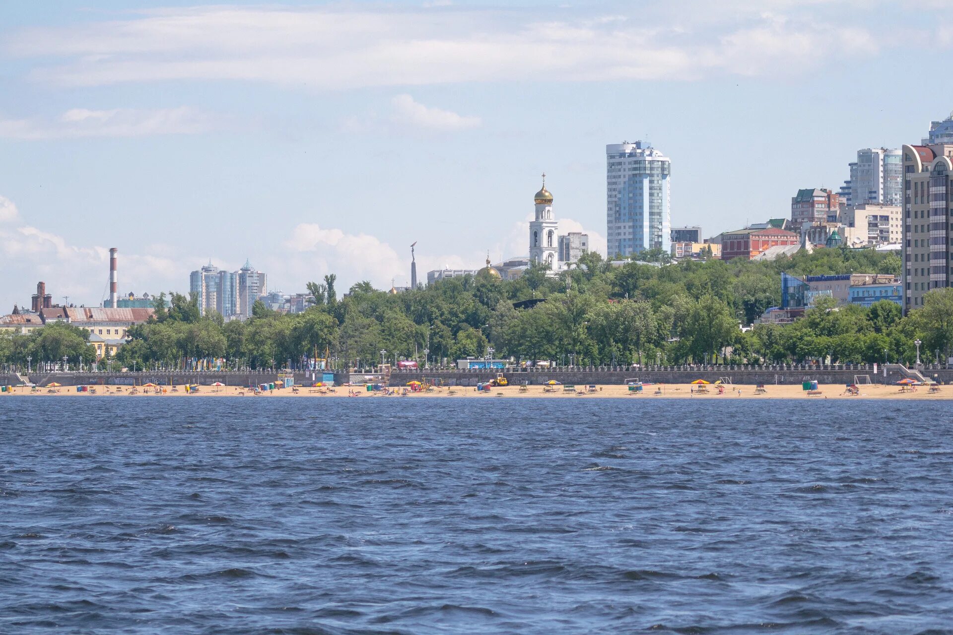 На каком берегу николаев. Волга река Тольятти. Город Самара река Волга. Волга около Самары. Вид на набережную Самары с реки.