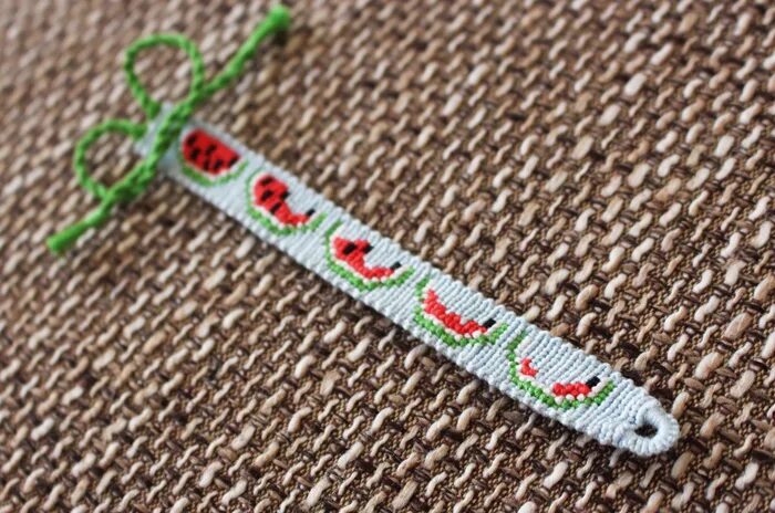 Буквы для фенечки. Цитаты фенечки. Цитаты фенечки. Браслеты из мулине с именами. Фенечки с надписями.