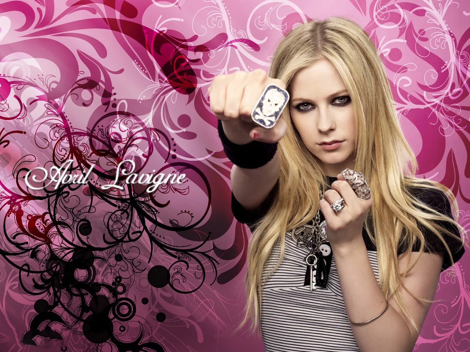 Заставки на телефон девушки. Классные девчонки. Женщина с пистолетом. Макс твейн арт девушки. Заставки на телефон девушки красивые блондинки на белом фоне.