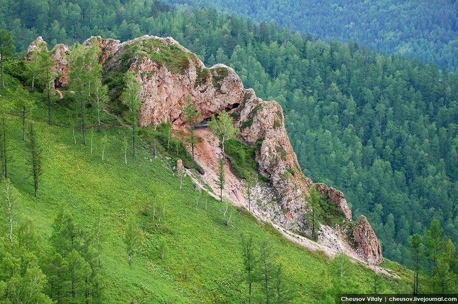 Скала арка Торгашинский хребет. Красный гребень Торгашинский хребет. Арка Красноярск Торгашинский хребет. Торгашинский хребет Красноярск. Село гребень