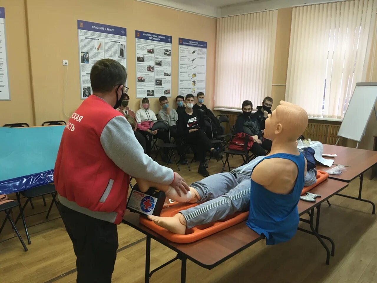 Уроки первой помощи в школах. Медицинская подготовка для школьников. Класс медицинской подготовки. Оказание первой урок в школе. Оказание первой помощи преподавателям.