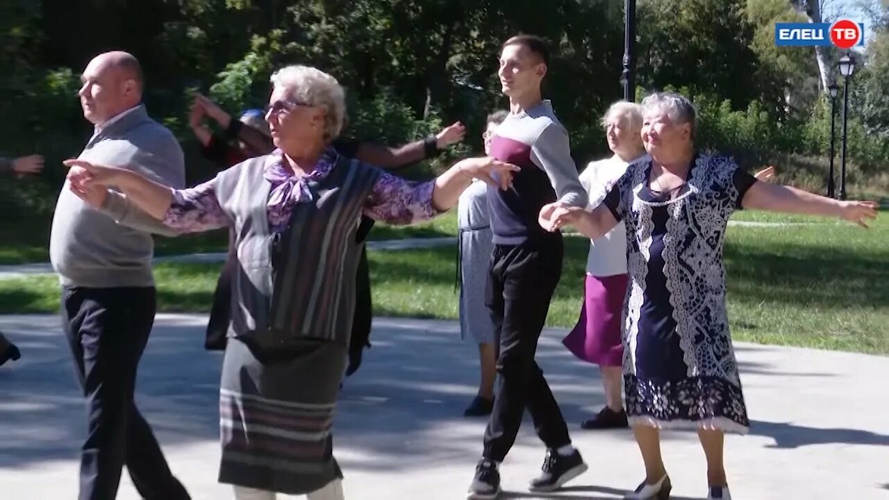 Активное долголетие Елец. Танцы в парке Сокольники для пенсионеров видео. Елецкое долголетие. Танцуют пенсионеры группы долголетия в Москве.