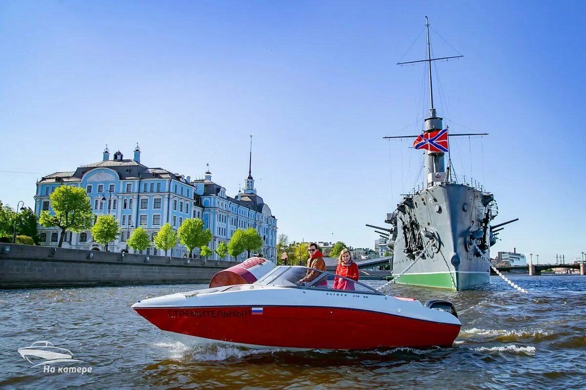 Катер дыхание ветра. Бирюзовая лодка. Катер на час. Катера премиум класса. Классический катер.