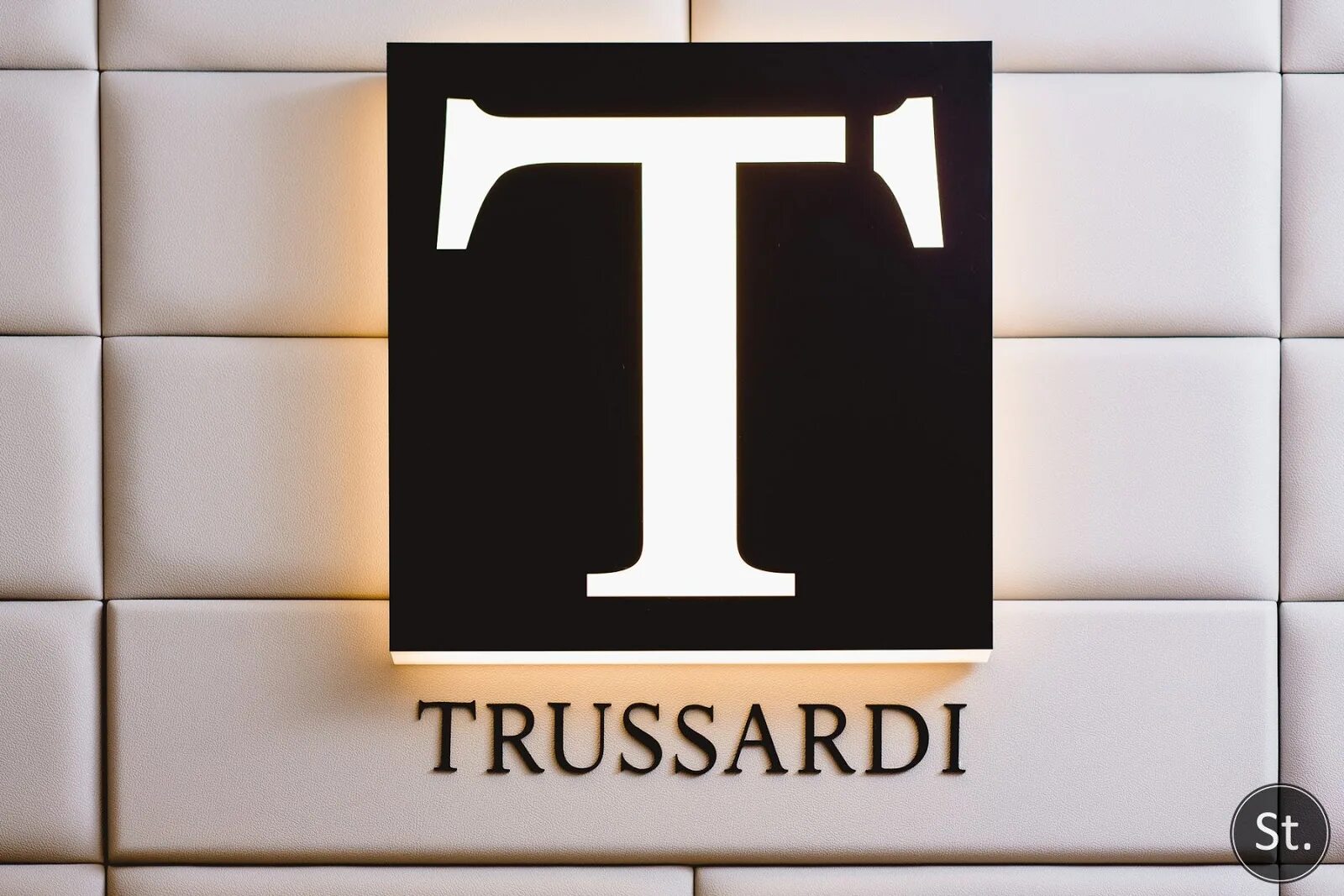 Труссарди логотип. Trussardi логотип. Значок Труссарди. Труссарди джинс логотип. Труссарди одеждазначрк.