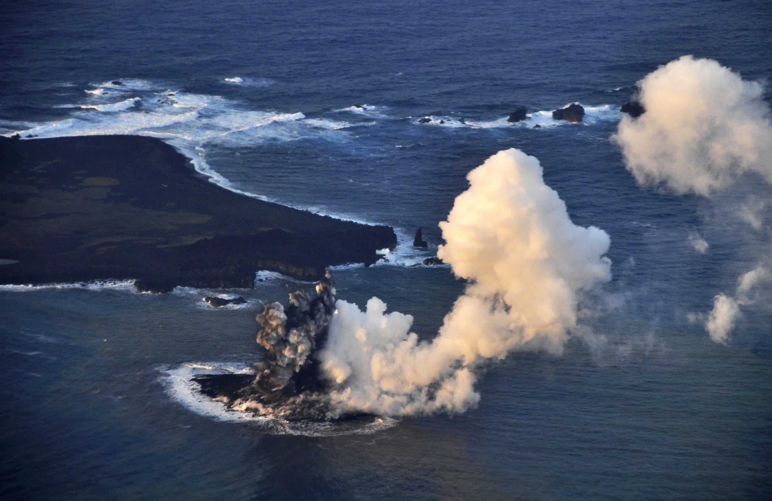 26 августа 2012 года в тихом океане. Подводный вулкан извержение. Вулкан в тихом океане. Адамс (подводный вулкан). Извержение подводного вулкана в тихом океане.