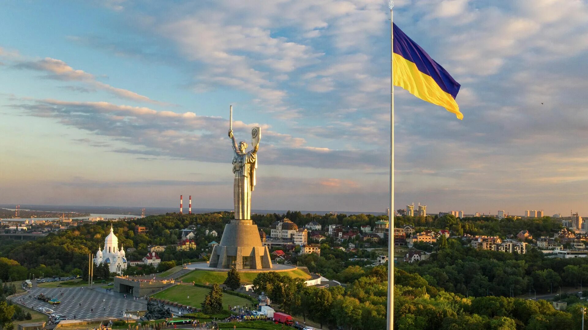 Родина-мать (Киев). Украина. Родина мать в Украине с флагом. Монумент Родина-мать и флаг Украины в Киеве..