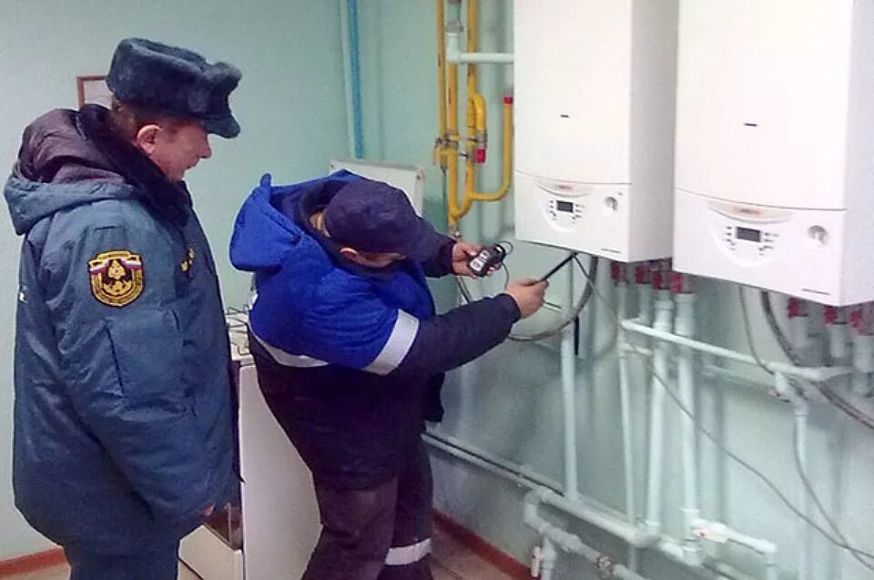 слесарь газовой службы. неисправность газового оборудования в квартире. газовые приборы. вдго. неисправная газовая плита.