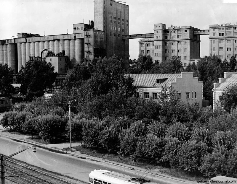 Заводы новосибирска история. Мелькомбинат Новосибирск. Новосибирский Мелькомбинат 1 Новосибирск. Мелькомбинат Димитровград. Мелькомбинат Большевистская Новосибирск.