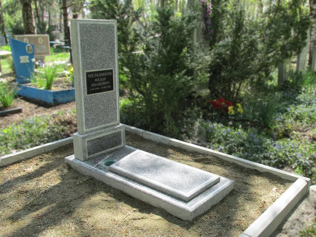 Двойной памятник из мрамора. Памятник из мраморной крошки. Крошка мрамор памятник. Мраморная крошка памятник надгробие. Гранитная крошка памятник.