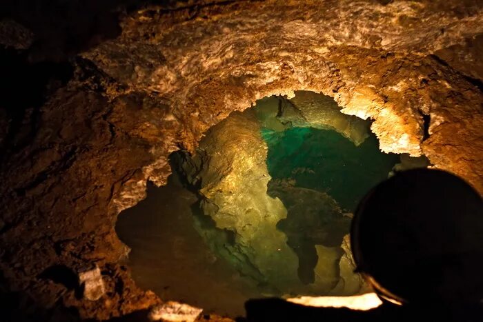 Пещера с карстовой воронкой. Сяочжай тянкен. Пещера крубера в абхазии. Джорджия пещера эллисона,. Карстовый грот.