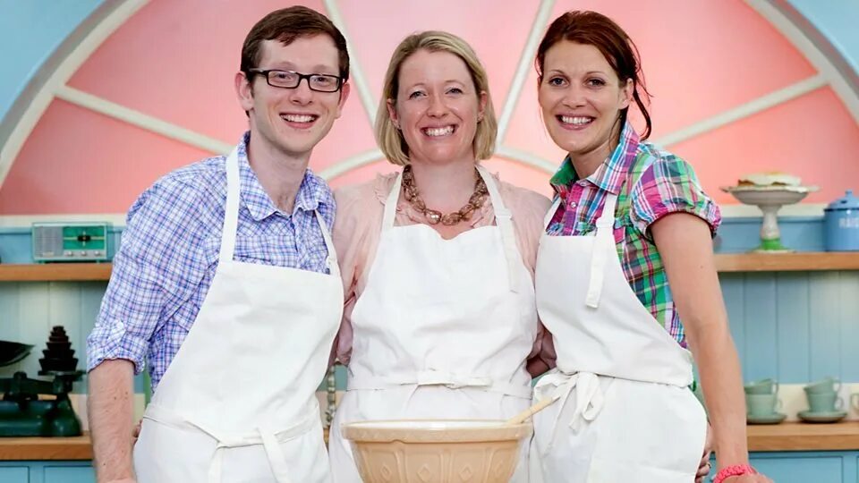 Лучший пекарь британии 13. The great british bake off ведущие. великий пекарь британии 2017. великий пекарь британии 10 сезон финал. великий пекарь британии победители.