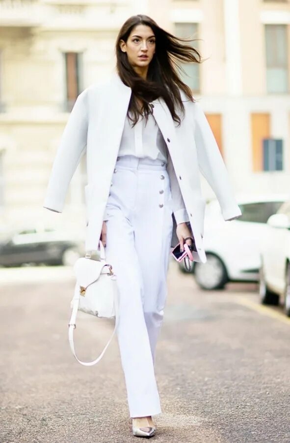 Черное пальто и белые брюки. Девушка в белом пальто. Белое пальто. Образы с белым пальто. Белые брюки с пальто.