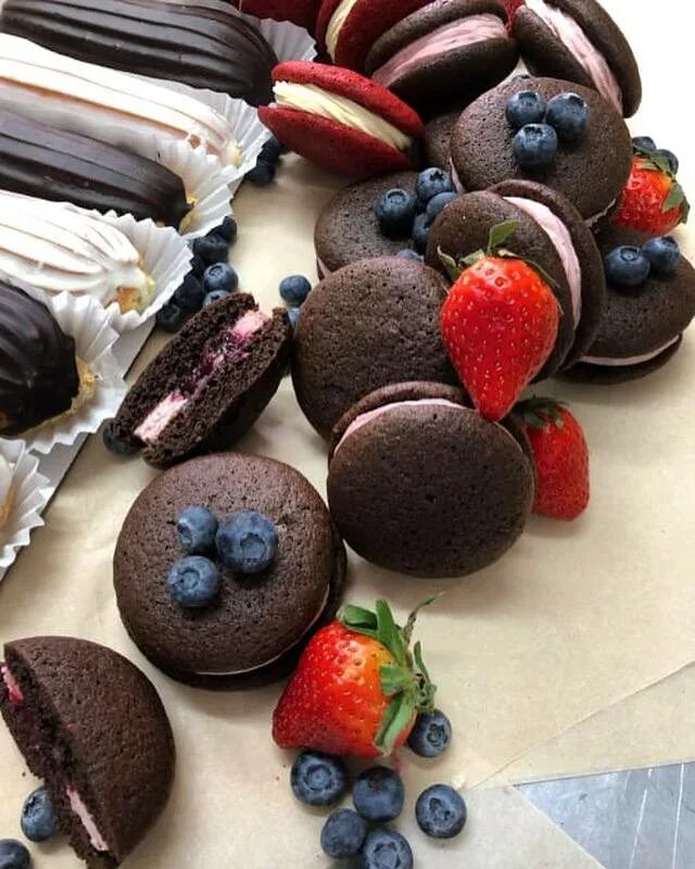 необычные конфеты. сладкое начало. пирожные с ягодами. сладкое начало. шоколадные конфеты.