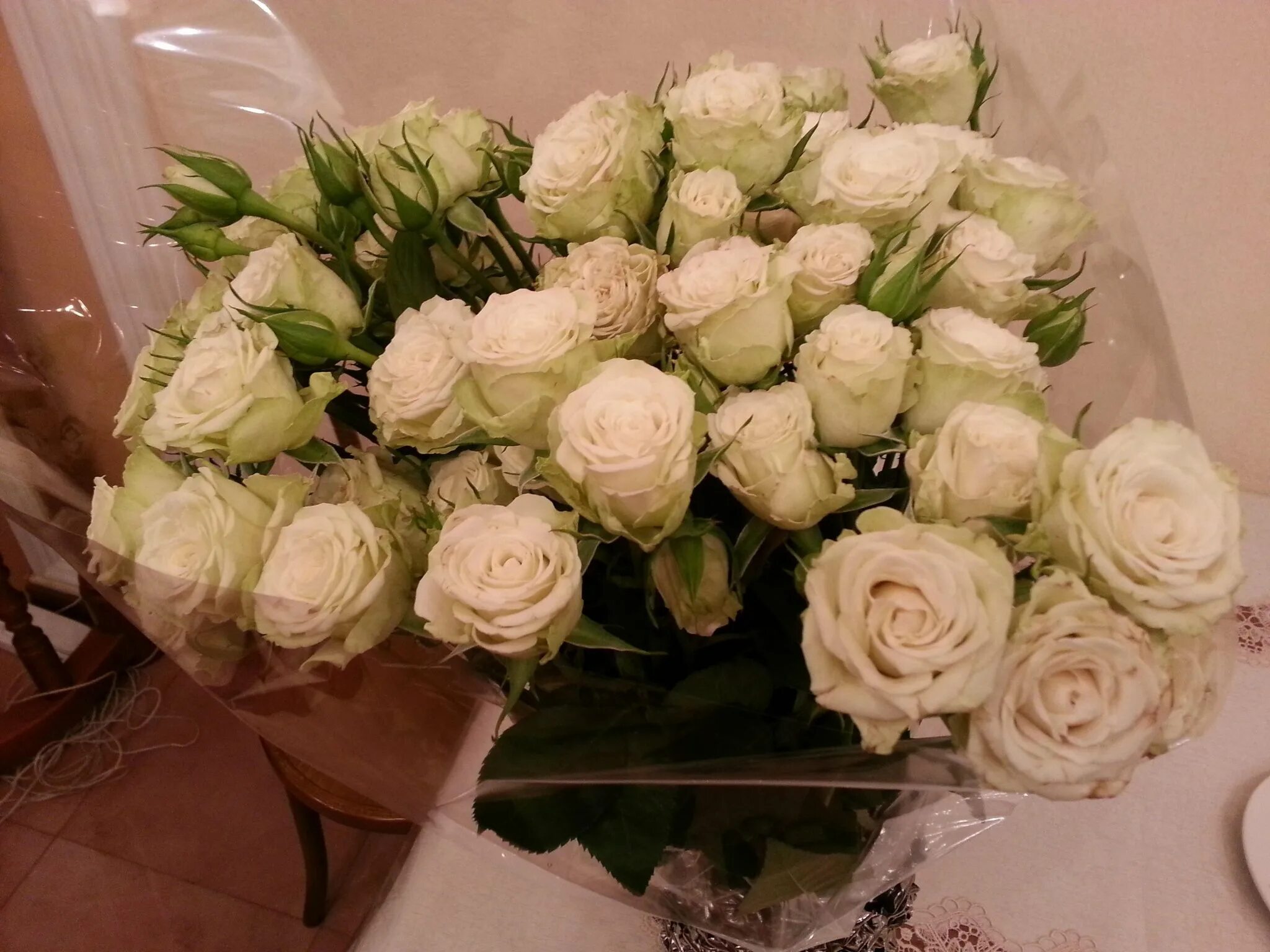 Фото реальных букетов цветов дома. Букет роз. Красивый букет дома. Букет цветов на столе. Букет белых роз.