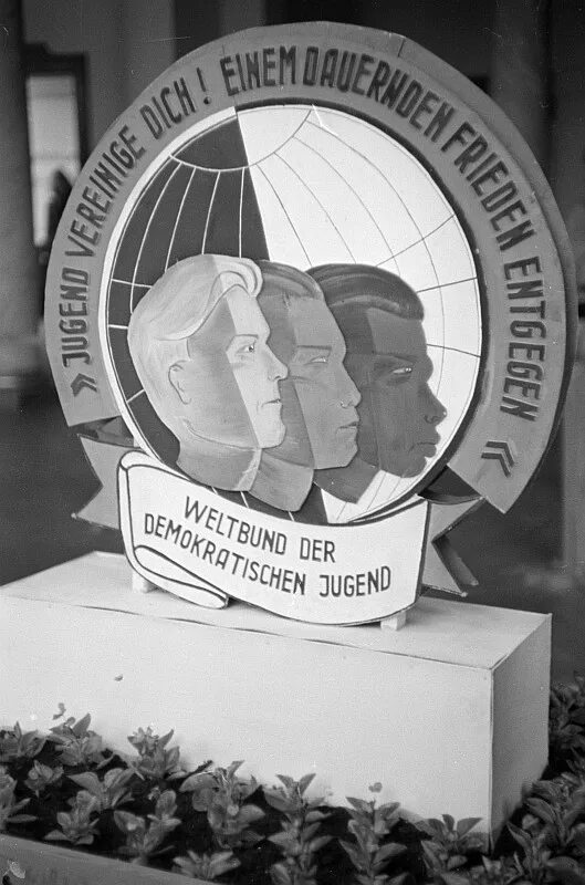 1 фестиваль молодежи и студентов. 1947 год-в праге первый фестиваль молодежи и студентов. всемирный фестиваль молодёжи и студентов 1947. фестиваль молодёжи прага 1947. всемирный фестиваль молодёжи и студентов прага.
