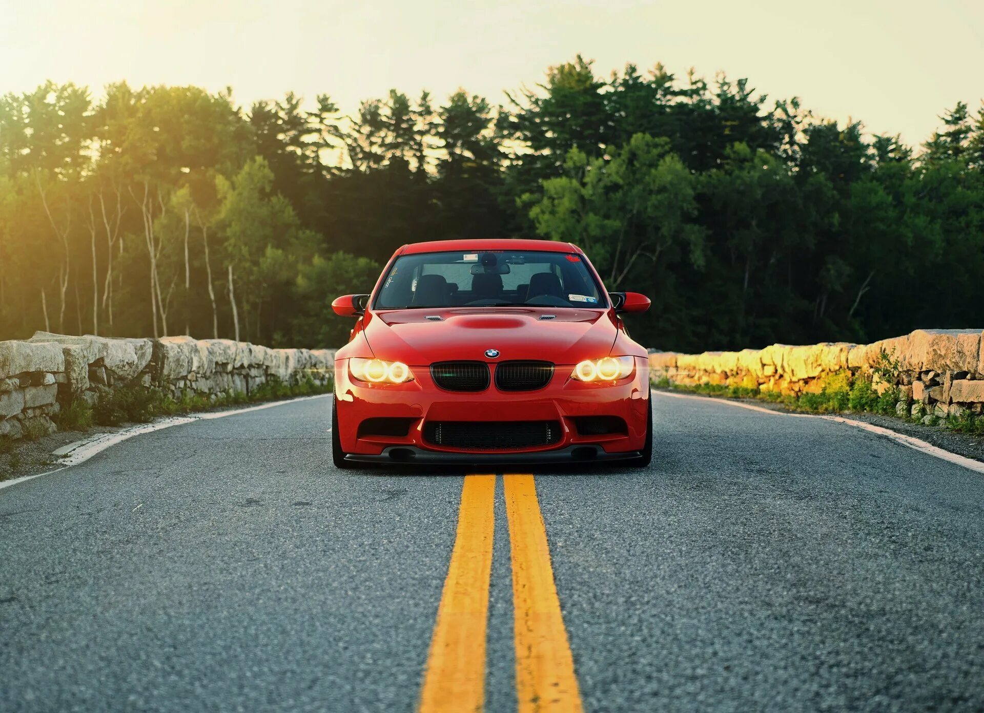 Фон где едет машина. BMW e90 Red. BMW m3 e90. BMW m3 красный вид спереди. BMW 3 красная.