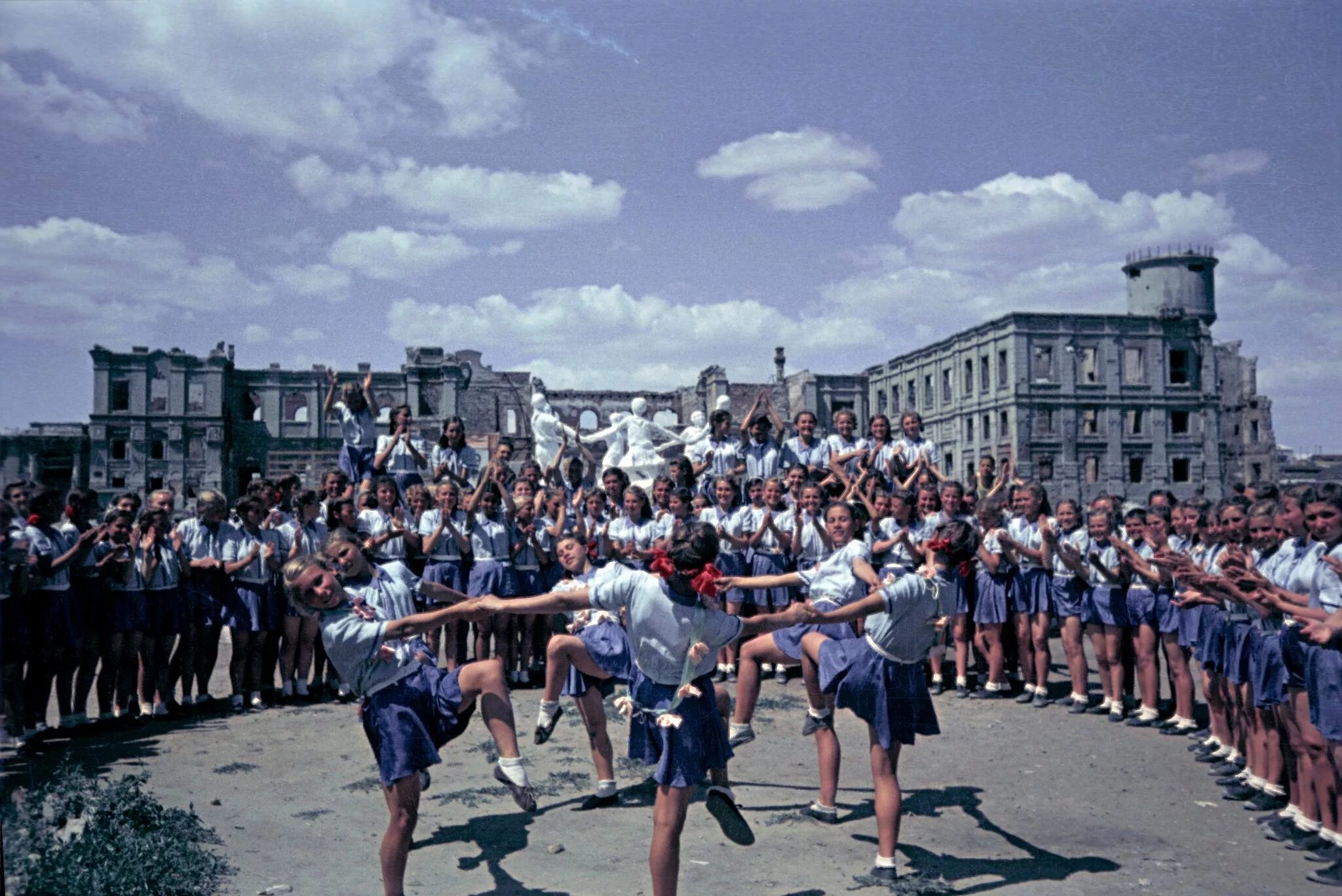 Спорт в послевоенное время. Сталинград 1945. Парад Победы в Сталинграде 1945. Сталинград после войны 1945. Парад физкультурников 1945.